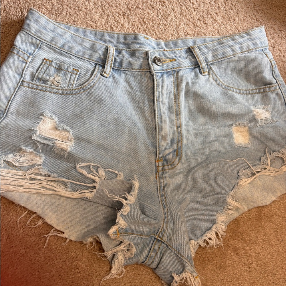 Washed off mini jean short.